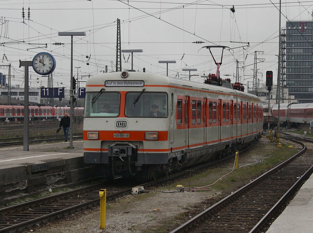 Der 420 001 am 18.04.2010 bei der Bereitstellung seiner letzten Sonderfahrt in M�nchen Ost. 