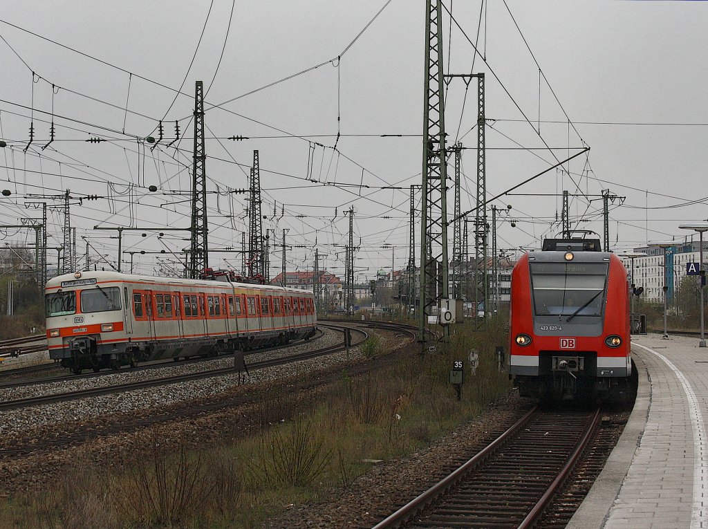 Der 420 001 am 18.04.2010  bei der Durchfahrt und der 423 120 bei der Einfahrt in Leuchtenbergring (M�nchen)  