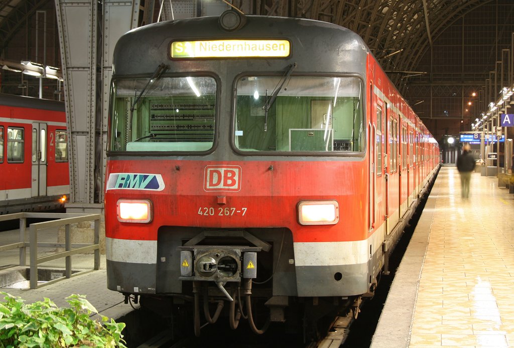 Der 420 267-7 auf der S2 nach Niedernhausen steht abfahrbereit in Frankfurt HBF am 22.10.2009