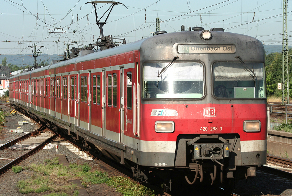 Der 420 288-3 fhrt als S1 nach Offenbach Ost durch Frankfurt Hchst am 20.08.2010