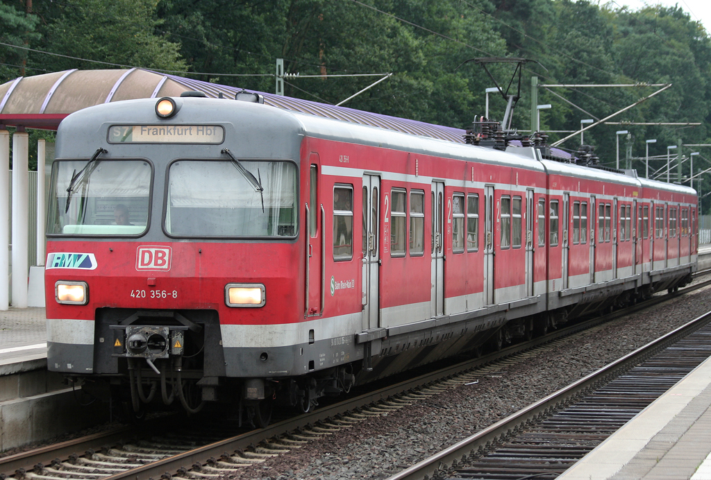 Der 420 356-8 fhrt als S7 nach Frankfurt a.M. Hbf durch Frankfurt Zeppelinheim am 17.08.2010