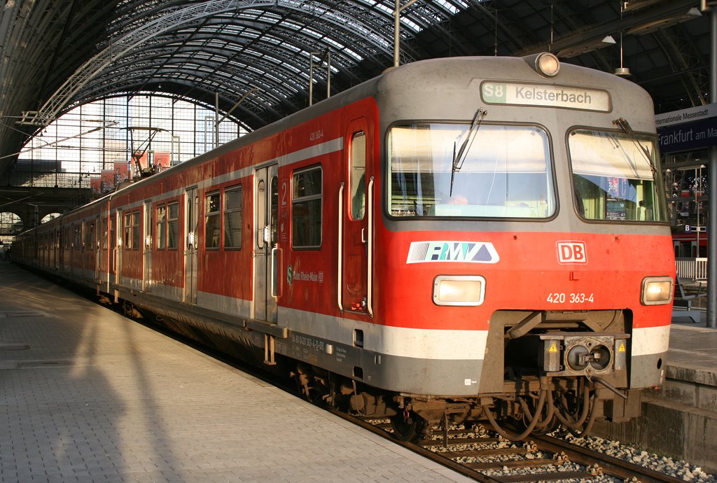 Der 420 363-4 steht als S8 nach Kelsterbach abfahrtbereit in Frankfurt HBF, aufgenommen beim Aufzug am 21.10.2009