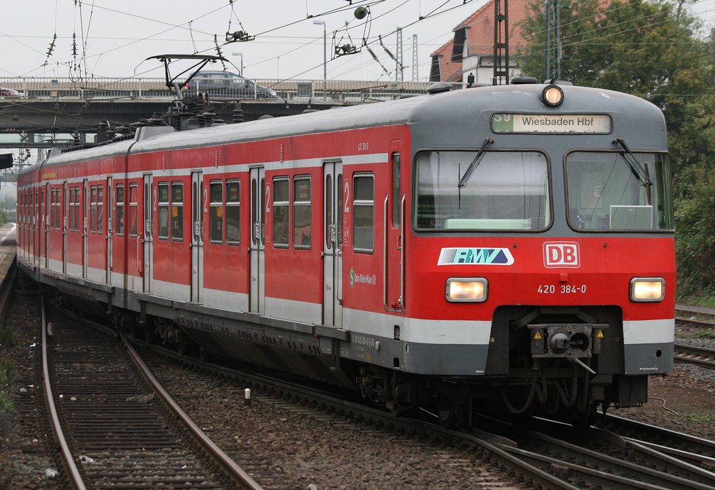 Der 420 384-0 auf der S9 nach Wiesbaden HBF fhrt soeben aus Mainz Bischofsheim aus, aufgenommen am 22.10.2009