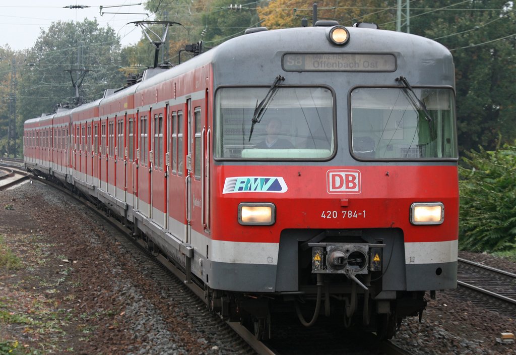 Der 420 784-1 auf der S8 nach Offenbach Ost f�hrt in Mainz Bischofsheim ein, aufgenommen am 22.10.2009