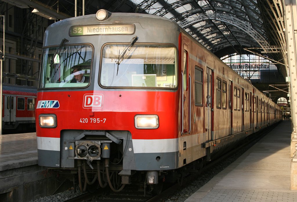 Der 420 795-7 steht als S2 nach Niedernhausen in Frankfurt HBF, aufgenommen beim Aufzug am 21.10.2009