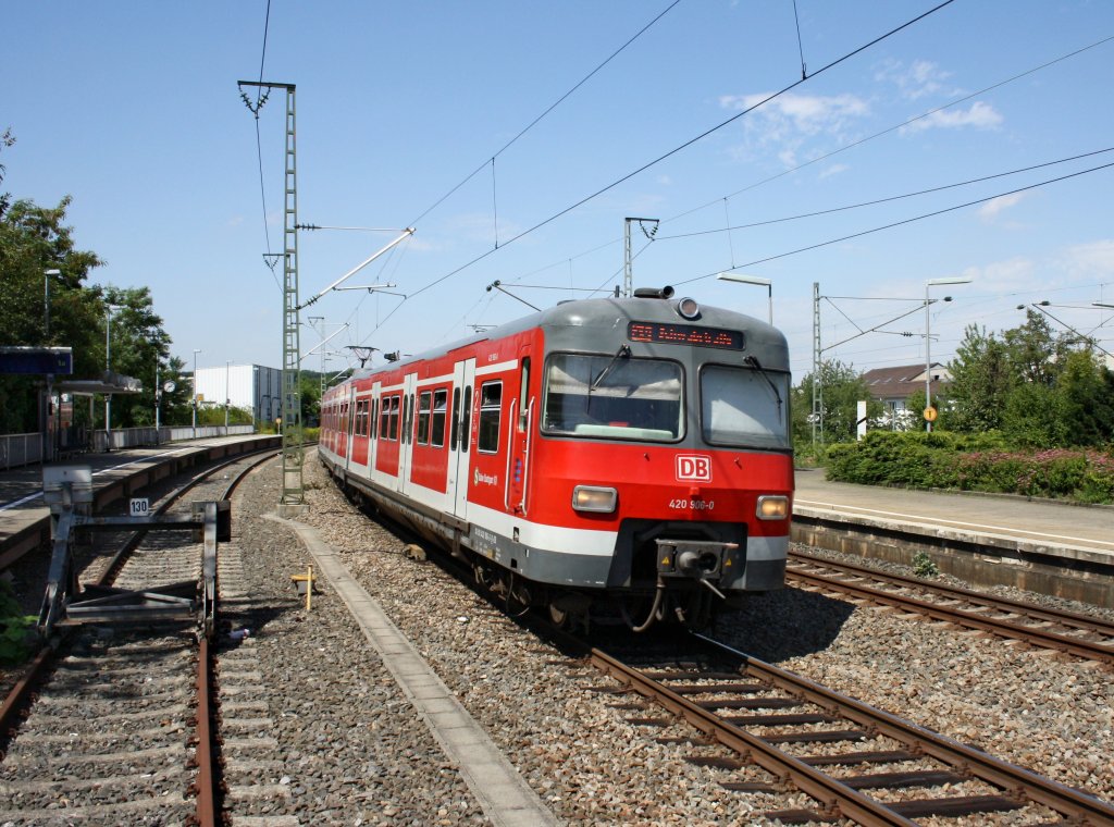 Der 420 906 als S Bahn am 01.08.2009 bei der Einfahrt in Stuttgart Feuerbach.