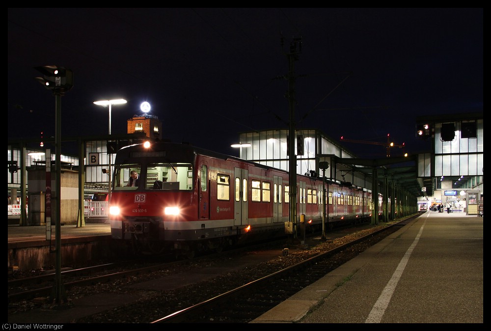 Der 420 937 ist einer der neuern Triebz�ge der Baureihe ET420. Dieses Jahr feierte er erst seinen 16. Geburtstag.
Am 08. August 2010 musste er wegen Bauarbeiten zum h�chst umstrittenen Bahnprojekt Talkessel 21 im Kopfbahnhof wenden. Wenn alles planm��ig verl�uft, wird er jedoch nie das Kellerbahnh�fle schlechthin des 21. Jahrhunderts zu Gesicht bekommen, da mit der Baureihe 430 eine Abl�sung der Baureihe 420 schon fast vor der T�re steht. Gut, ich w�nschte, dass auch die Baureihe 430 den neuen Tiefbahnhof nie zu Gesicht bekommen w�rde...
