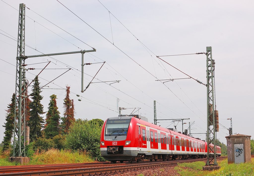 Der 422 080-0 kommt mit einer S8 vom Bahnsteig in Kleinenbroich gen Mnchengladbach gefahren. 17.7.2013