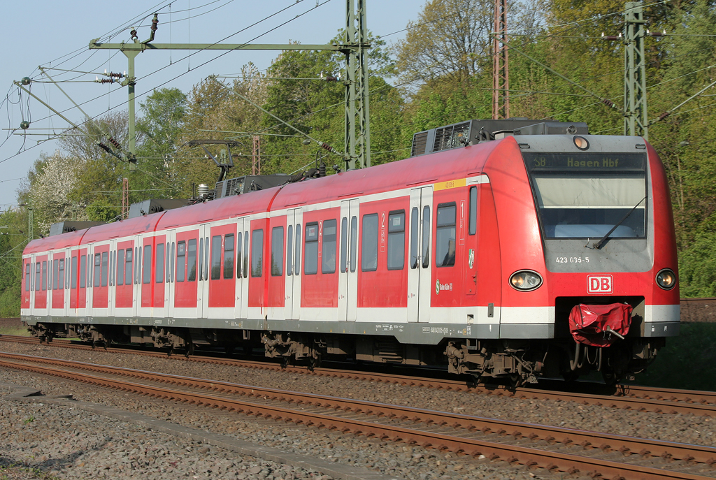 Der 423 035-5 fhrt auf der S8 von Mnchengladbach nach Hagen in Wuppertal Vohwinkel am 20.04.2011