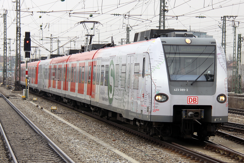 Der 423 089-2 mit S-Bahn Mnchen Beklebung luft als DT auf der S4 von Ebersberg nach Geltendurch durch Pasing am 06.04.2013