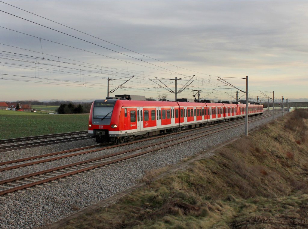 Der 423 161 als S2 nach Petershausen am 31.12.2012 unterwegs bei Unterweilbach.