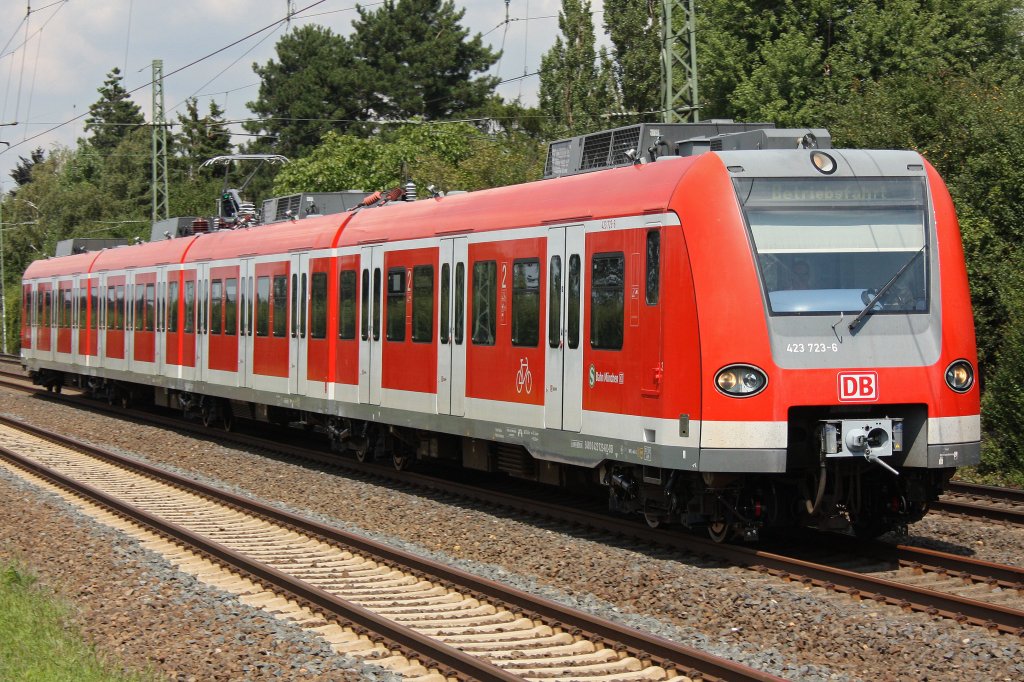 Der 423 723-6 der S-Bahn Mnchen fhrt am 6.8.10 durch Dsseldorf-Angermund