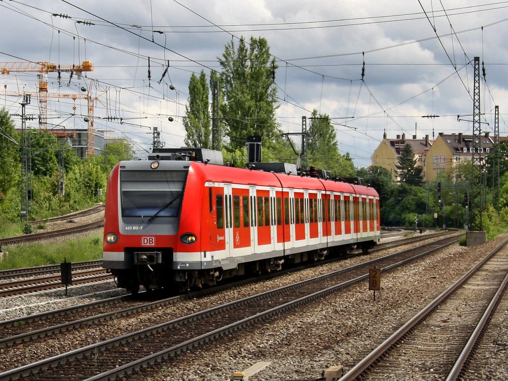 Der 423 812 am 16.05.2009 bei der Durchfahrt am Heimeranplatz (M�nchen). 