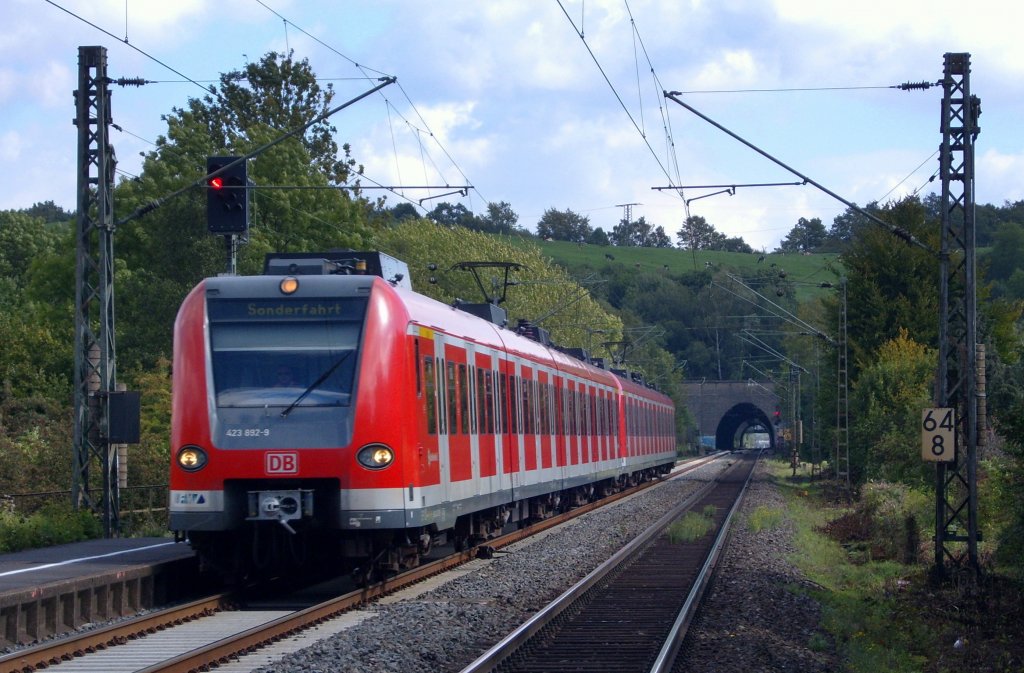 Der 423 892-9 fuhr am 15.09.2010 mit einem weiteren 423 durch Eilendorf.