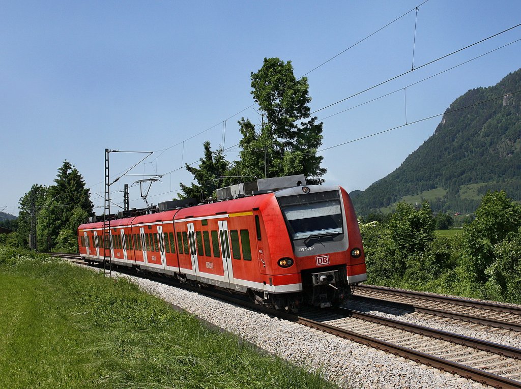 Der 425 045 am 05.06.2010 als RB nach Kufstein unterwegs bei Niederaudorf.  