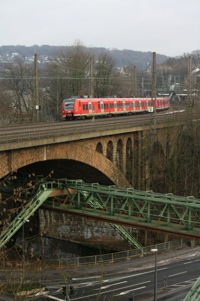 Der 425 054-4 fuhr am 09.01.2011 ber das Sonnborner Viadukt in Wuppertal.