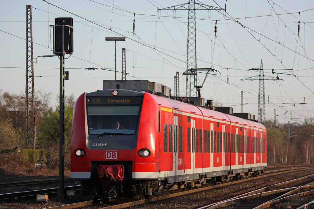Der 425 063 fuhr am 26.3.12 als umgeleitete RB 35 nach Emmerich durch Ratingen-Lintorf.