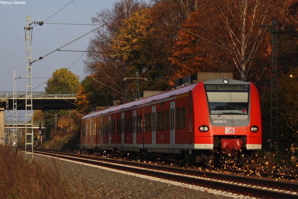 Der 425 072 wirbelt bei seiner Fahrt als RB11070 nach Duisburg ordentlich laub auf. Hier am Esig Bahnhof Geilenkirchen 30.10.09