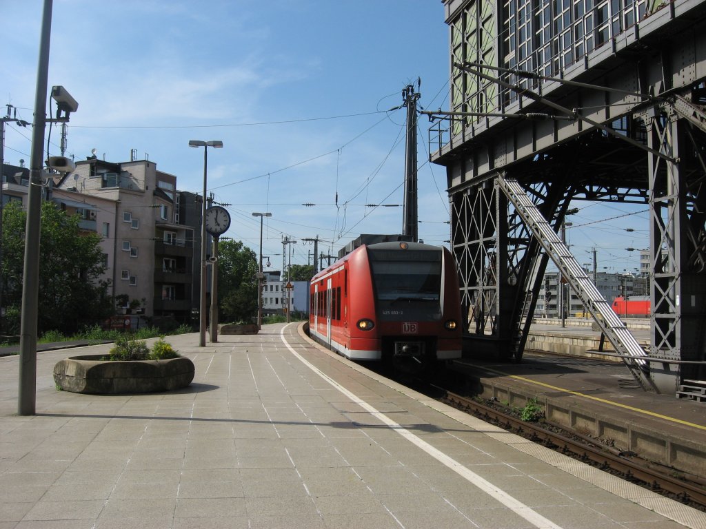 Der 425 093-2 als RB 48 nach Wuppertal am 05. Juni 2010 bei der Einfahrt in Kln Hbf Gleis 1.