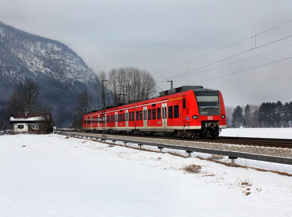 Der 425 126 als RB nach Kufstein am 04.02.2012 unterwegs bei Niederaudorf.
