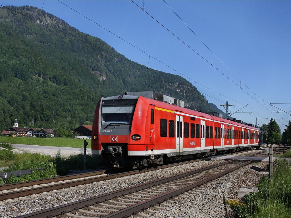 Der 425 545 als RB am 05.06.2010 unterwegs bei Niederaudorf. 