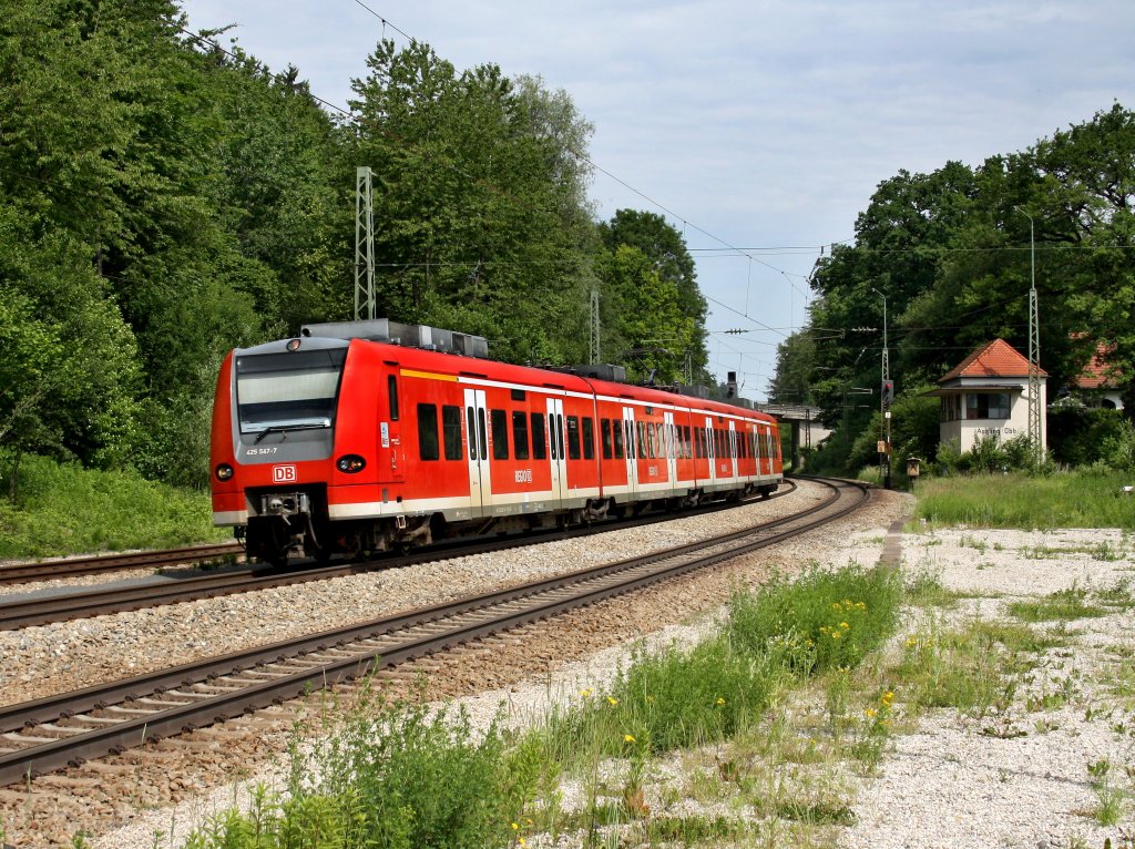 Der 425 547 am 05.06.2011 bei der Durchfahrt in Aling. 