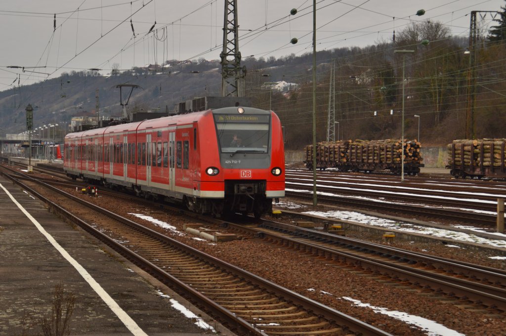 Der 425 712-7 als S1 nach Osterburken verlsst er den Bahnhof Neckarelz. Besonderen Gru an den freundlichen Tf. Rosenmontag 11.2.2012