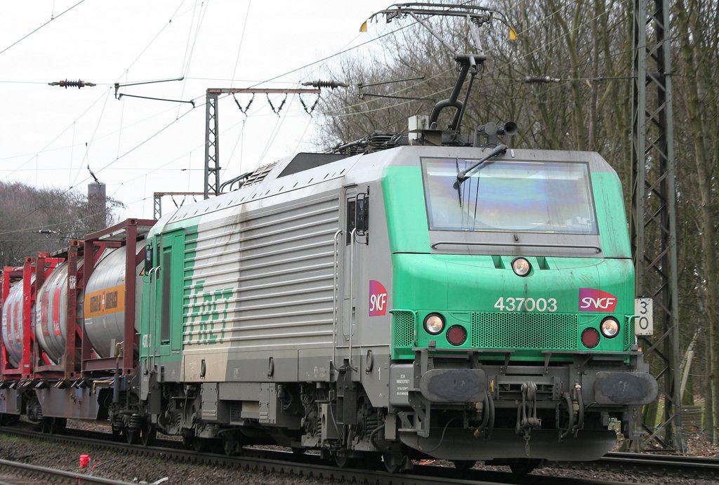Der 437003 der FRET fhrt durch Duisburg Neudorf am 20.03.2010