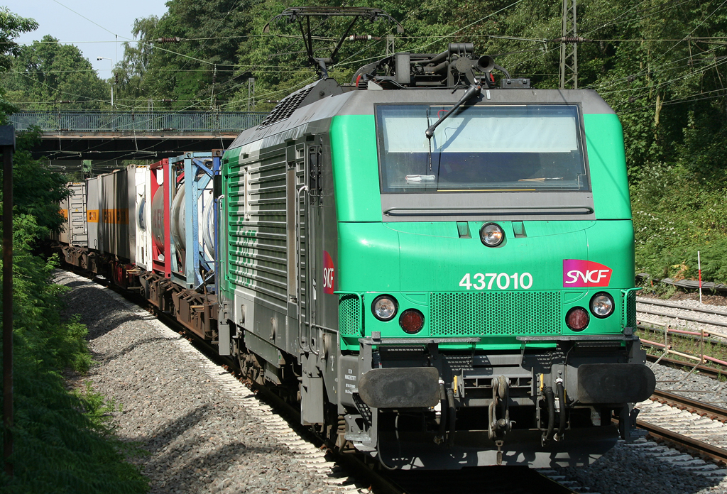 Der 437010 der SNCF zieht einen Gz durch Duisburg Neudorf am 08.07.2010