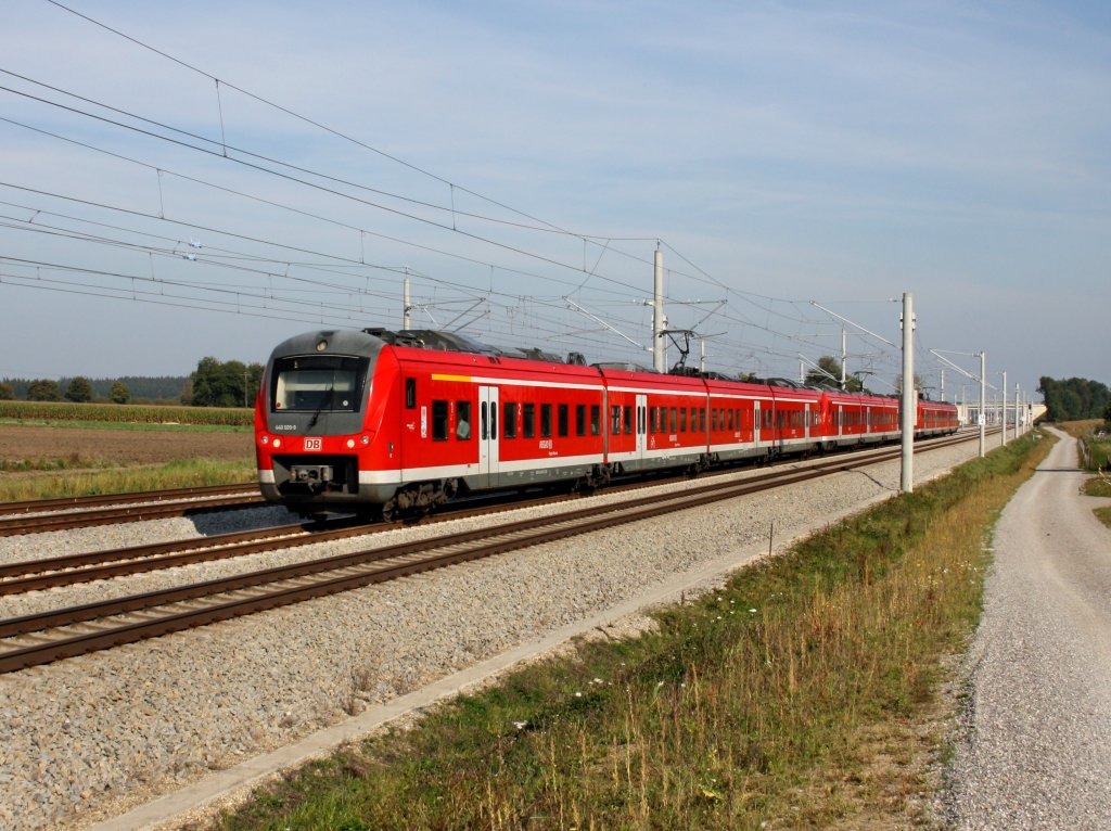 Der 440 009 und zwei Weitere als RE nach Augsburg am 24.09.2011 unterwegs bei Hattenhofen.