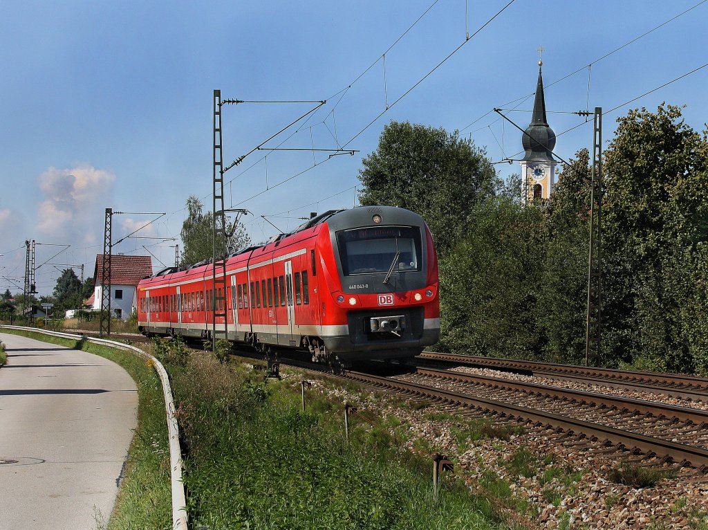 Der 440 043 am 11.09.2010 als RE nach Passau unterwegs bei Pleinting. 