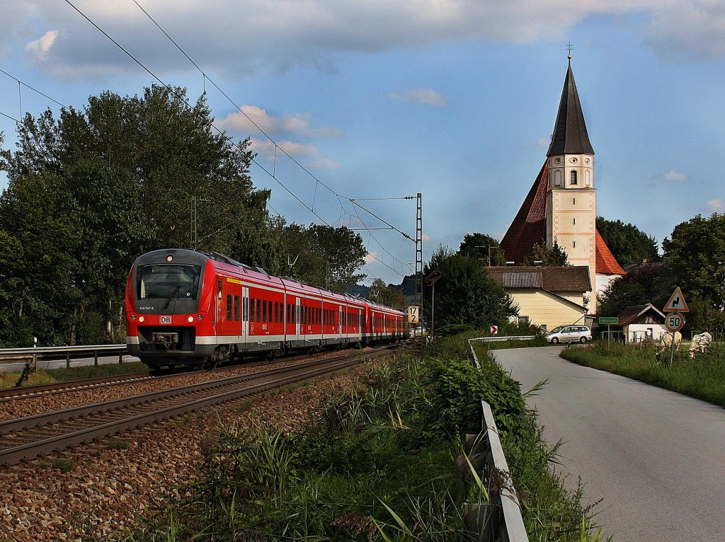 Der 440 047 am 05.09.2010 als RE nach M�nchen unterwegs bei Hausbach. 