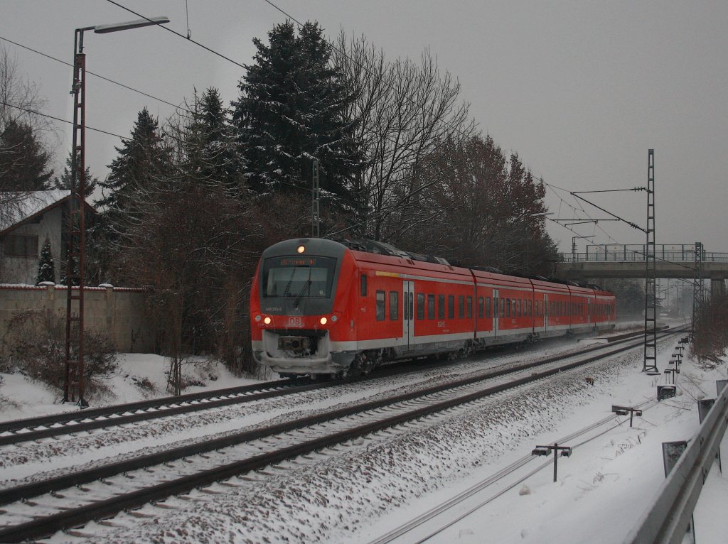 Der 440 202 am 04.01.2011 bei der Durchfahrt in Pleinting. 