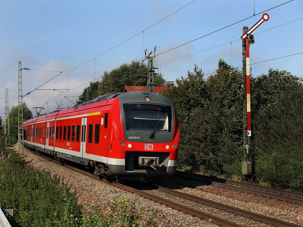 Der 440 203 als RE nach Passau am 11.09.2010 bei der Durchfahrt in Pleinting. 