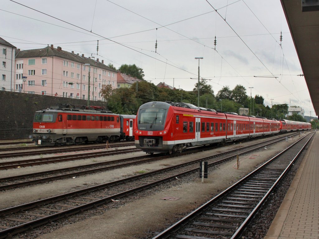 Der 440 205 und die 1142 615 am 07.08.2011 abgestellt im Passauer Hbf. 