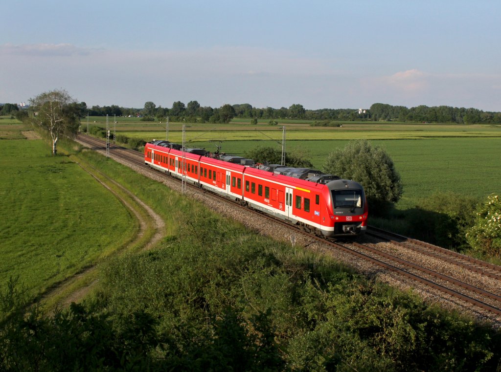 Der 440 546 als RE nach Mnchen am 08.06.2013 unterwegs bei Pulling.