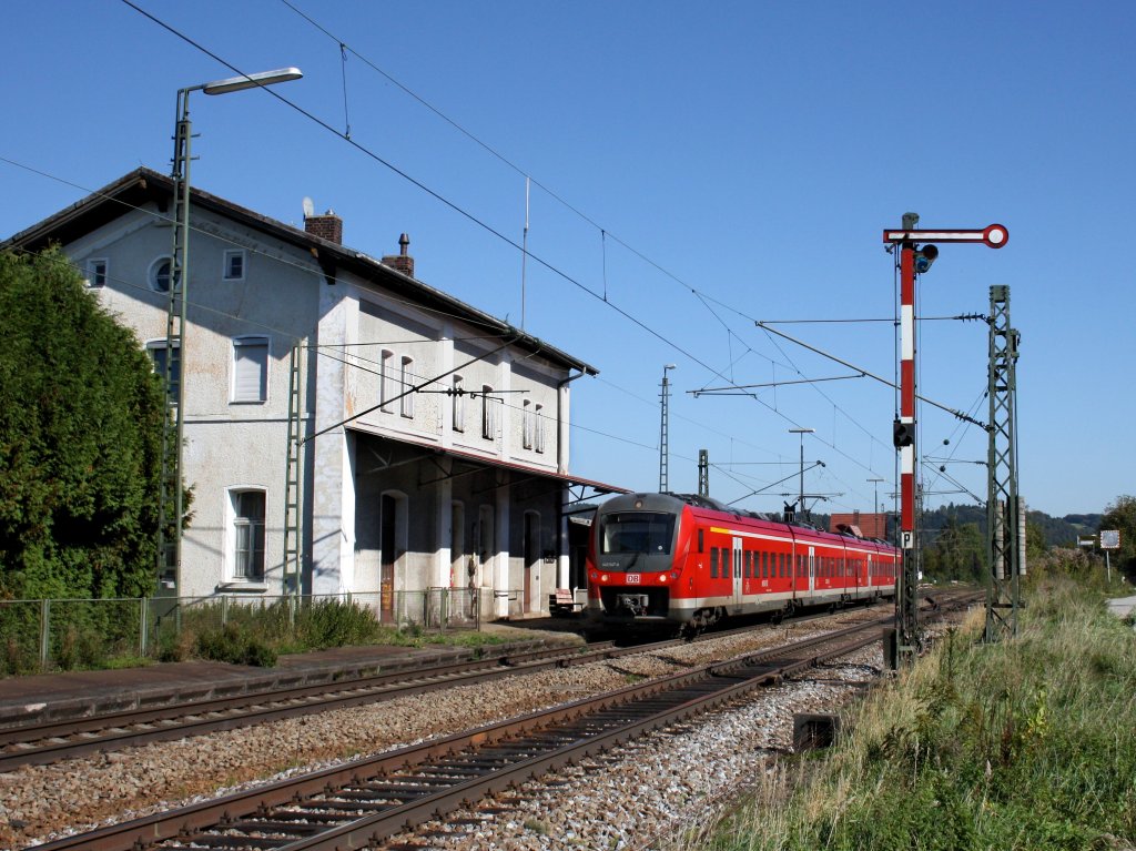 Der 440 547 als RE nach Mnchen am 02.10.2011 bei der Durchfahrt in Pleinting.