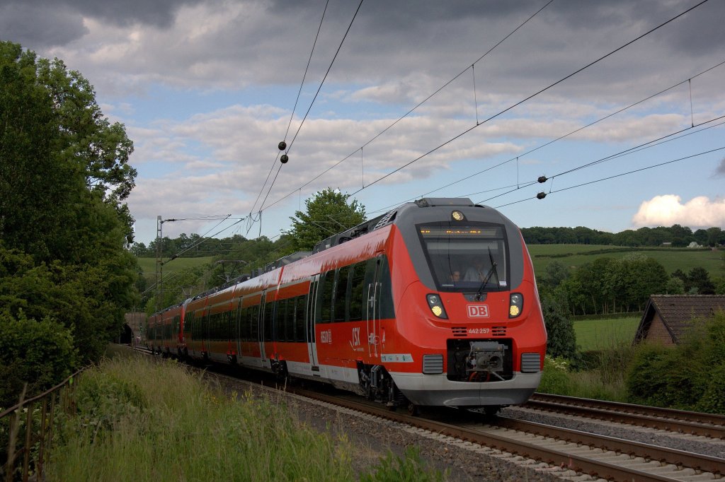 Der 442 257 am 09.06.2012 mit dem 442 258 mit einem Plan RE9 in Eilendorf.