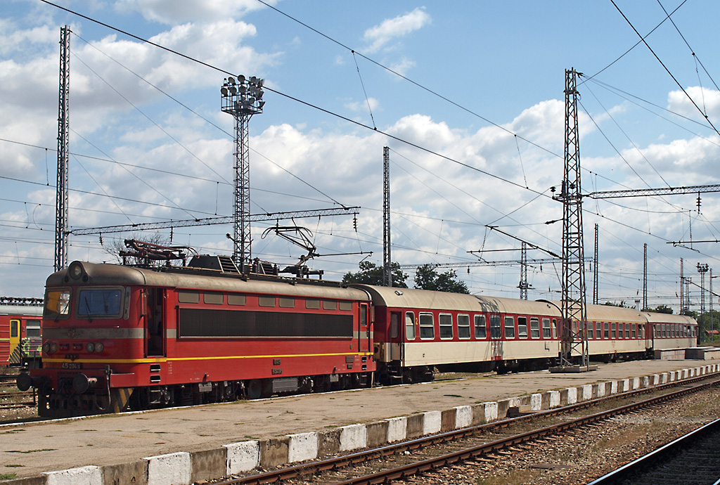 Der von 45 204 gefhrte Zug 20165 muss am 10.09.2012 im bulgarischen Shumen etwas auf die berholung durch den Schnellzug 2611 warten, der sich auf dem Weg von Sofia etwa 15 Minuten Versptung eingefangen hat