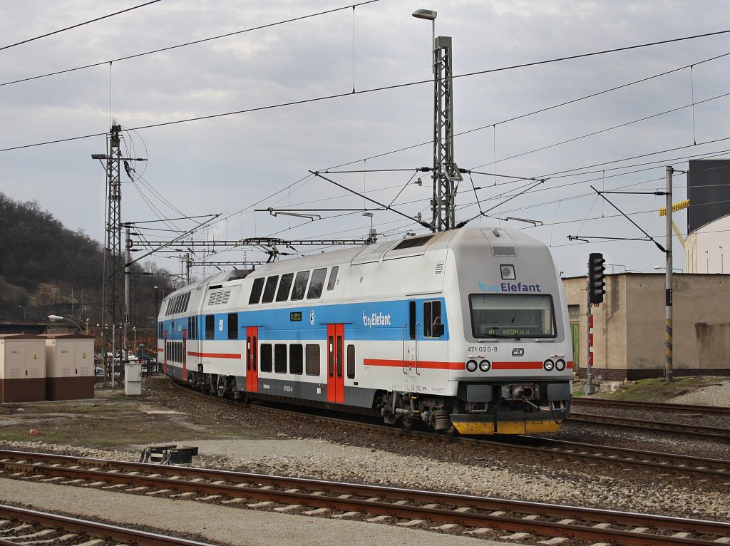 Der 471 020 am 04.04.2010 bei der Einfahrt in �st� nad Labem. 