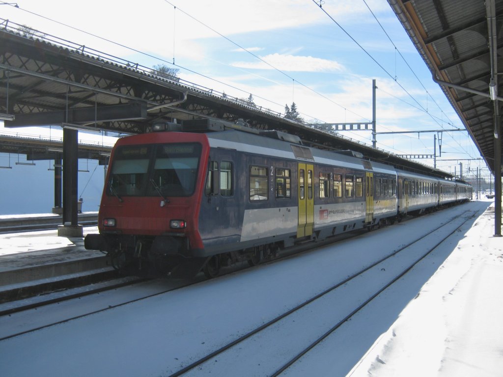 Der 5-teilige RBDe 562 S-Bahn Basel NPZ-Pendel (mit dem 562 004) als Domino-Ersatz beim Wenden als R 5068 / RE 2971 in La Chaux-de-Fonds, 09.02.2012.