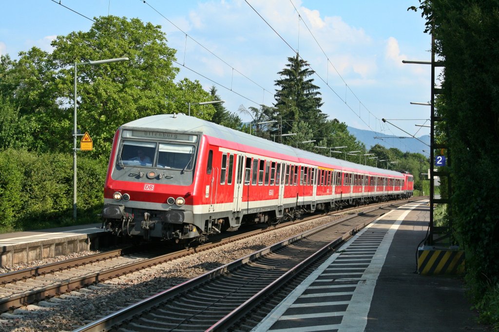 Der 50 80 80-35 100-2 war am 08.07.13 als Steuerwagen fr die RB 26574 von Basel Bad. Bf nach Offenburg eingeteilt. Hier ist die Garnitur mit der Schublok 111 060-0 beim Halt in Kollmarsreute zu sehen.