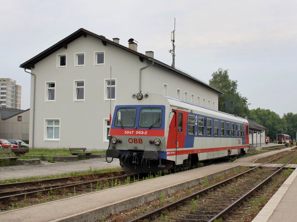Der 5047 063 am 11.06.2011 bei der Ausfahrt aus Braunau. 