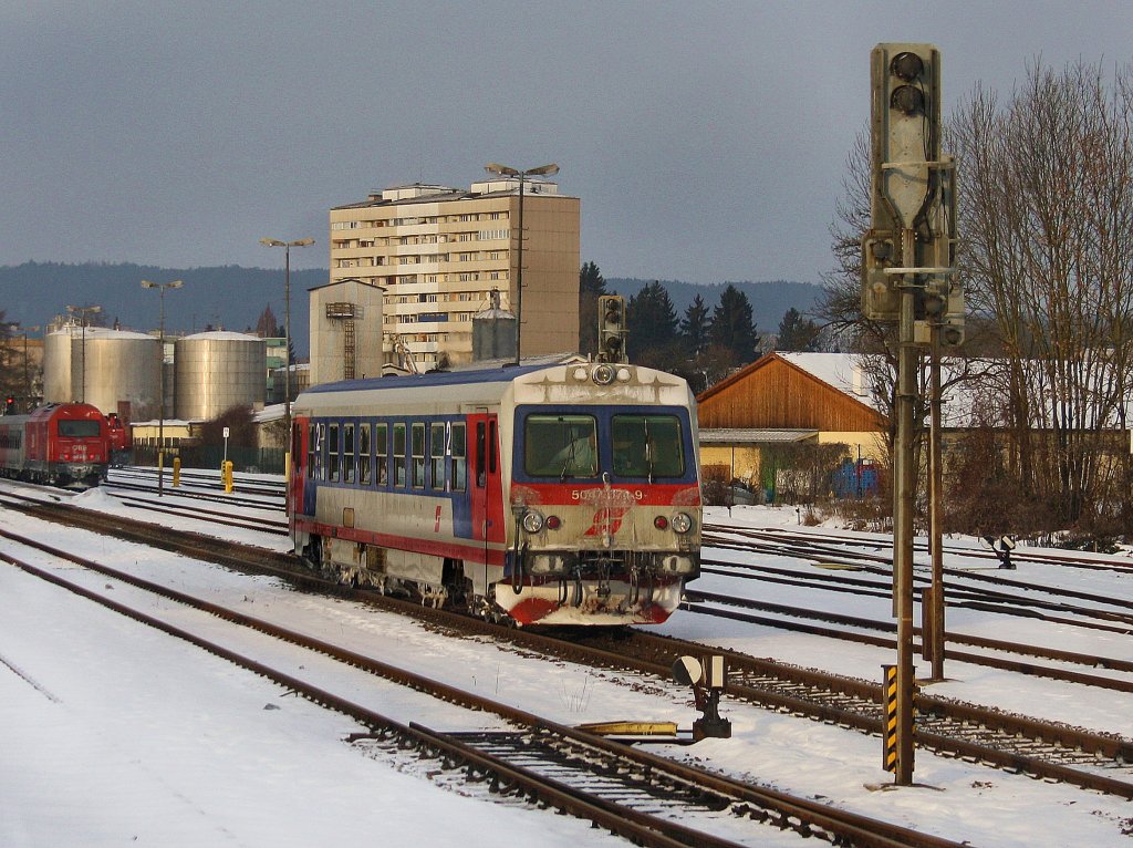 Der 5047 074 am 27.12.2010 bei der Ausfahrt aus Braunau. 