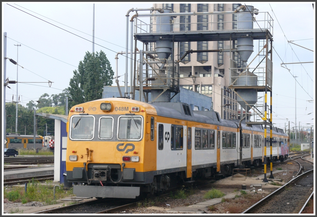 Der 592 048M mit der versprayten Seitenwand wird nach der Fahrt ins Dourotal in Contumil (Vorortsbahnhof mit BW)ins Depot gebracht. (17.05.2011)