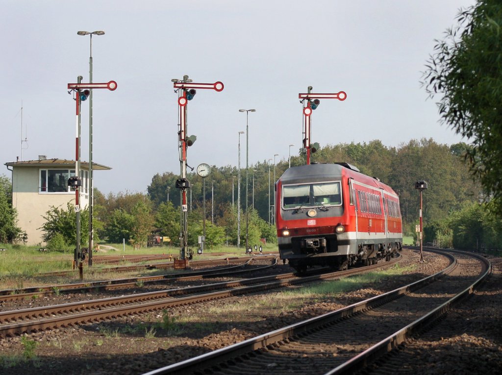 Der 610 013 als RE nach Regensburg am 21.05.2011 bei der Durchfahrt in Luitpoldhtte. 