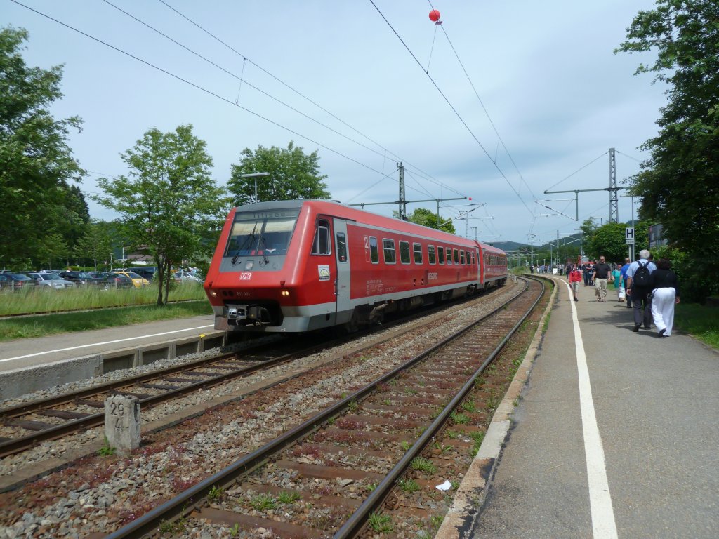 Der 611 031 war am 24.06.12 zum Anlass des Jubilums der Hllentalbahn im Pendelverkehr zwischen Titisee und Neustadt (Schwrzwald) eingesetzt. Hier der Zug bei der Einfahrt in Titisee.