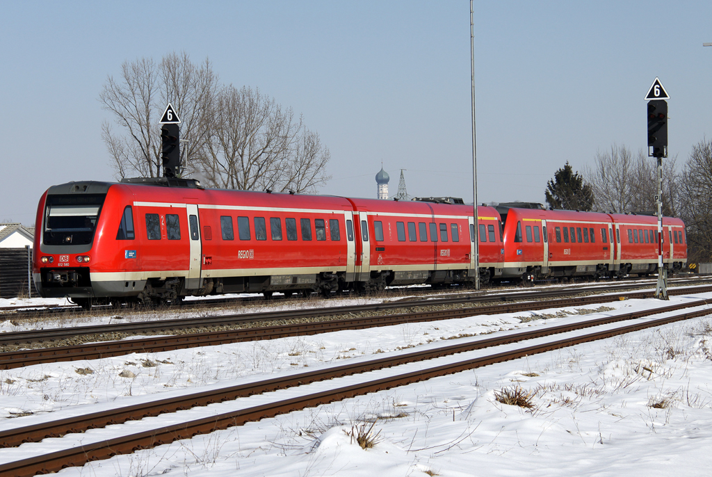 Der 612 580 in DT auf der RB von Mnchen nach Kempten in Kaufering am 04.03.2013