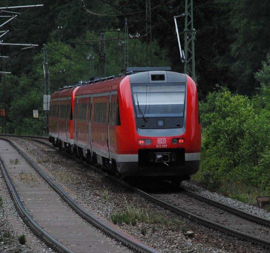 Der 612 666 und der 597 rauschte als RE talw�rts nach Saalfeld. Aufgenommen auf der S�drampe des Frankenwalds am 20.06.2011.