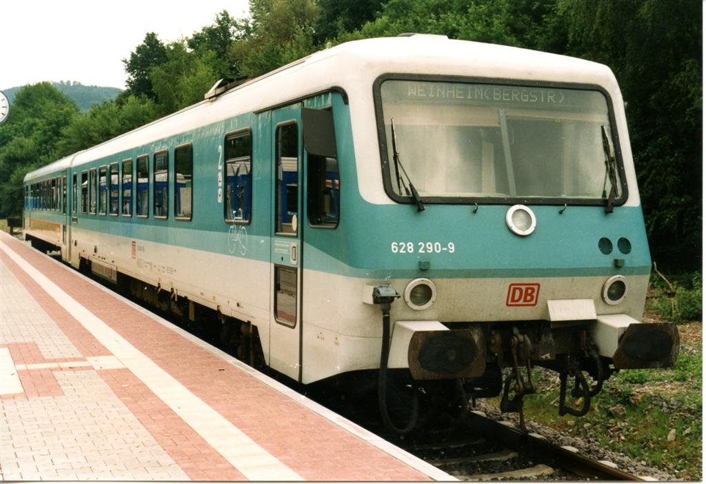 Der 628 290-9 in seiner ursprnglichen Lackierung im Endhaltepunkt Frth/Odenwald. Ich kann leider nicht mehr sagen, wann die Aufnahme entstanden ist. Wenn jemand wei, wann dort der Bahnsteig erneuert wurde, bitte Info. Die Aufnahme entstand unmittelbar danach. Kamera: Nikon W35 - Scan vom Foto. 